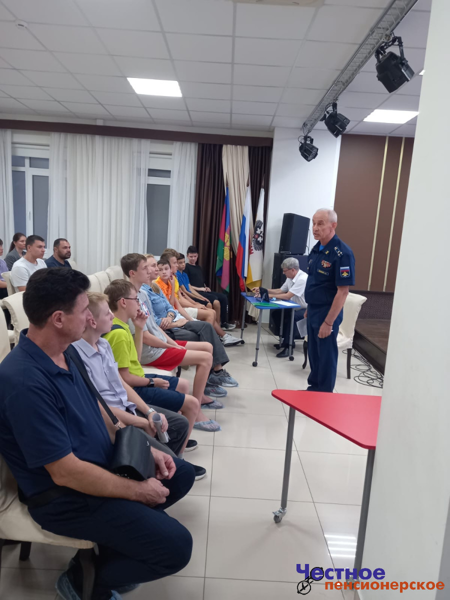В Краснодаре состоялась встреча руководства аэрокосмического клуба КВВАУЛ с учащимися и родителями