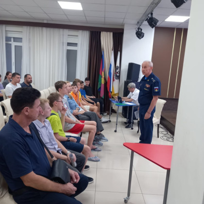 В Краснодаре состоялась встреча руководства аэрокосмического клуба КВВАУЛ с учащимися и родителями