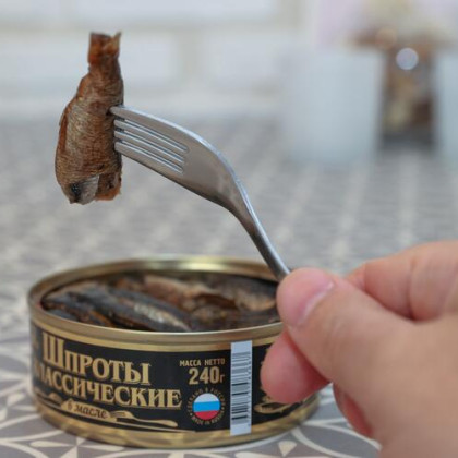 Чем опасны любимые с советских времен шпроты – рассказала врач