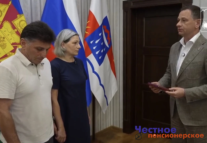 Парень из Сочи совершил подвиг на СВО. Родителям вручили Орден Мужества. Их сын награждён посмертно
