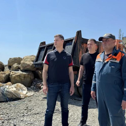 В Туапсе загрязненный грунт вывозят на лодках по морю