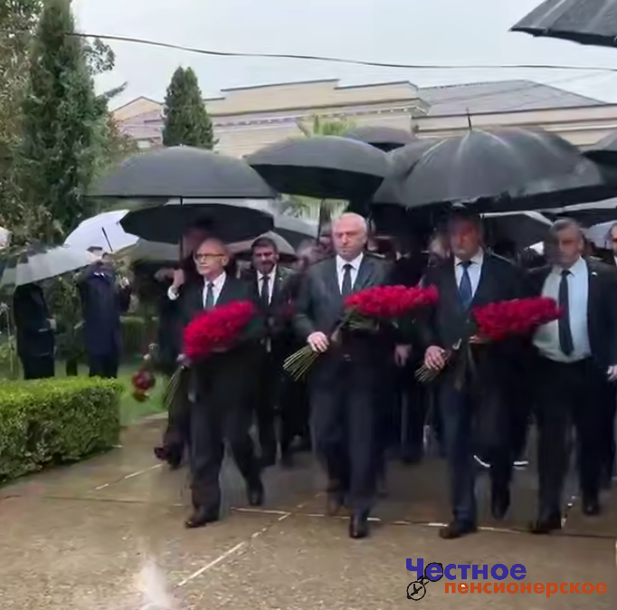 В День Победы и Независимости Абхазии состоялась торжественная церемония возложения цветов к Мемориалу погибшим в Парке Славы в Сухуме