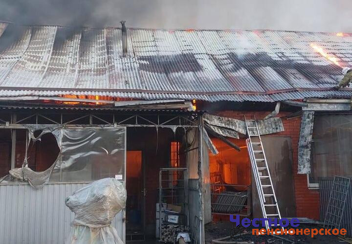 Большой пожар случился в станице Новотитаровской на Кубани
