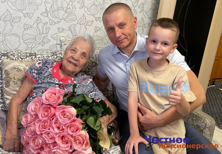 Депутат Андрей Анашкин поздравил Почетного гражданина Краснодара Марию Губину с 102-летием