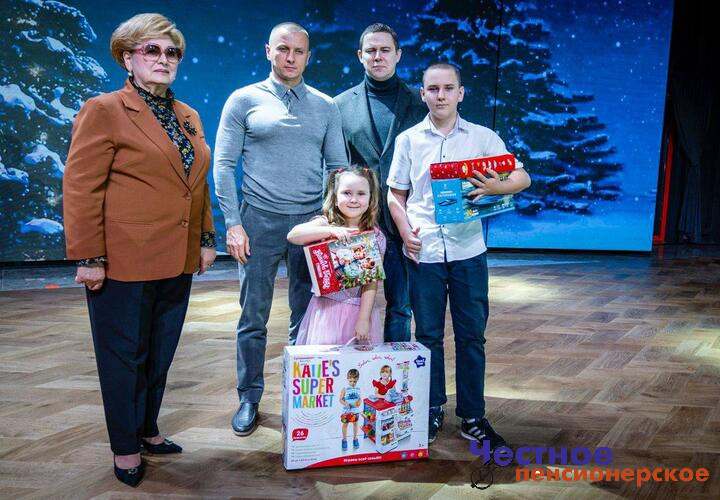 Депутат Гордумы Краснодара Андрей Анашкин с коллегами по городскому парламенту провели праздничный вечер для детей участников СВО