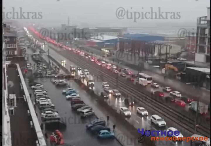 Дорожный коллапс образовался в Краснодаре на улице Московской после провала грунта