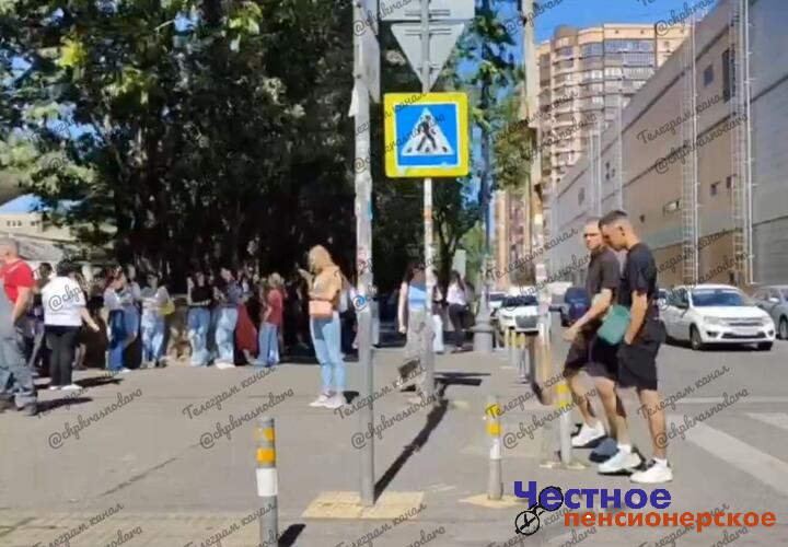 Из ТЦ Галерея в Краснодаре эвакуировали сотни посетителей