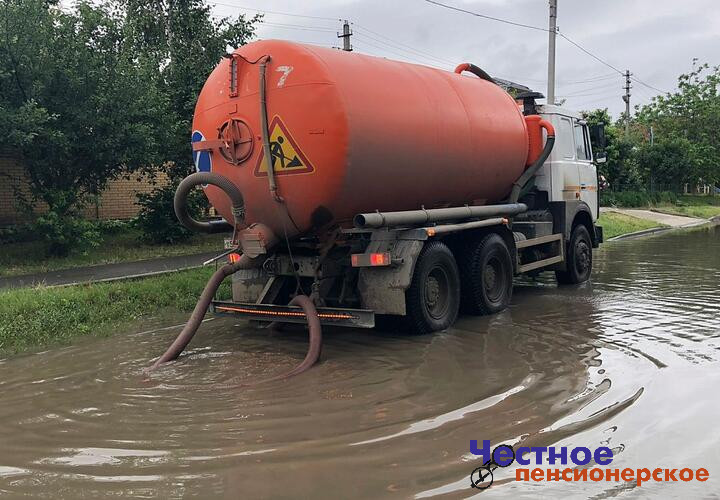 Как заливает Краснодар: первый весенний ливень затопил городские улицы