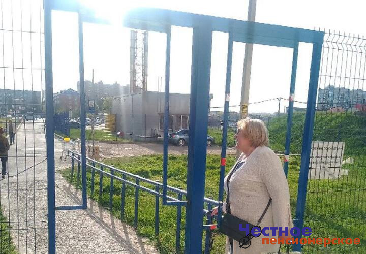 «Ленту» в Краснодаре оградили забором, чтобы воры не вывозили тележки