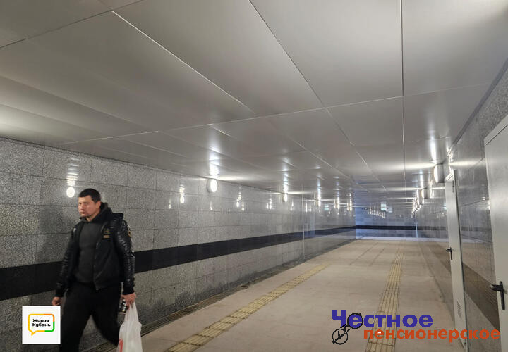 «Льет прямо с потолка»: новый подземный переход на Красных Партизан в Краснодаре оказался затоплен после дождя