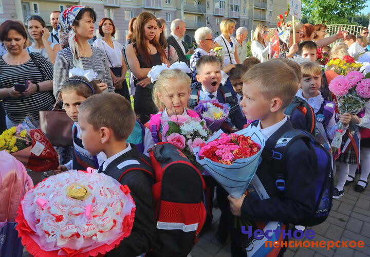 На воздухе опасно: в Крыму школьные линейки 1 сентября проведут в закрытых помещениях
