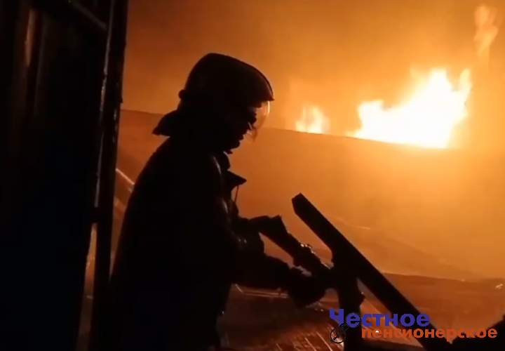 Ночью спасатели тушили мощный пожар на овощебазе в Апшеронском районе Кубани