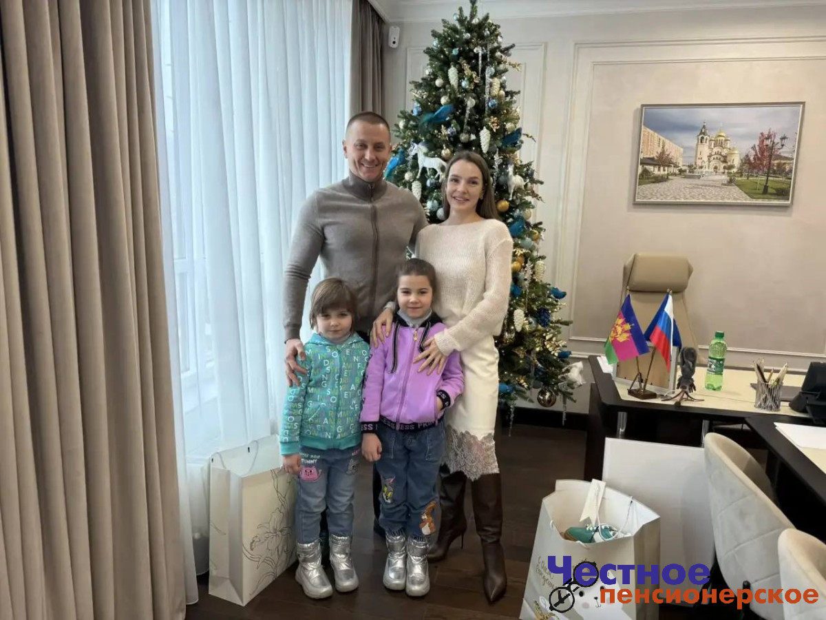 Двойной праздник: депутат гордумы Краснодара Андрей Анашкин вручил большие подарки кубанкам, родившимся в декабре