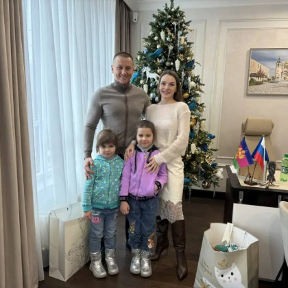 Двойной праздник: депутат гордумы Краснодара Андрей Анашкин вручил большие подарки кубанкам, родившимся в декабре