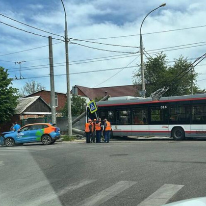 В Краснодаре троллейбус врезался в столб, есть пострадавшие