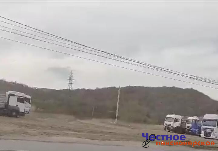 Рядом с памятником «Непокоренным» в Новороссийске появилась стихийная парковка для фур