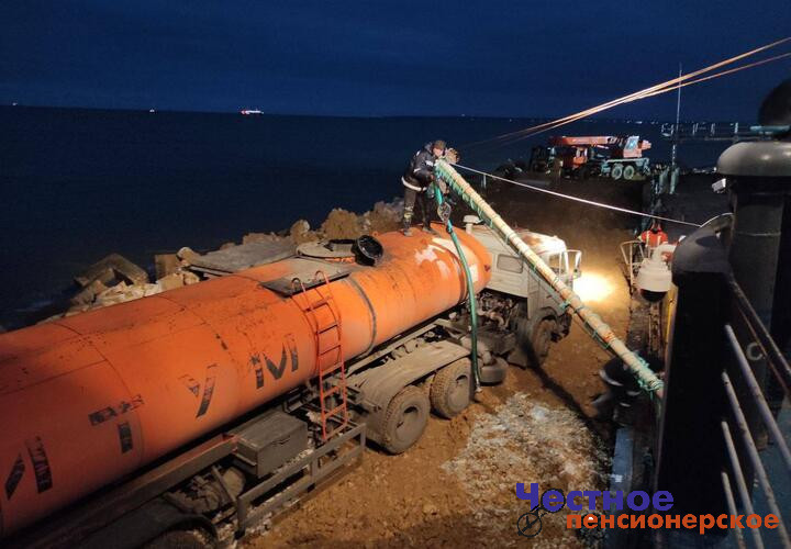 С потерпевшего крушение танкера «Волгонефть-239» откачали первые 20 тонн мазута