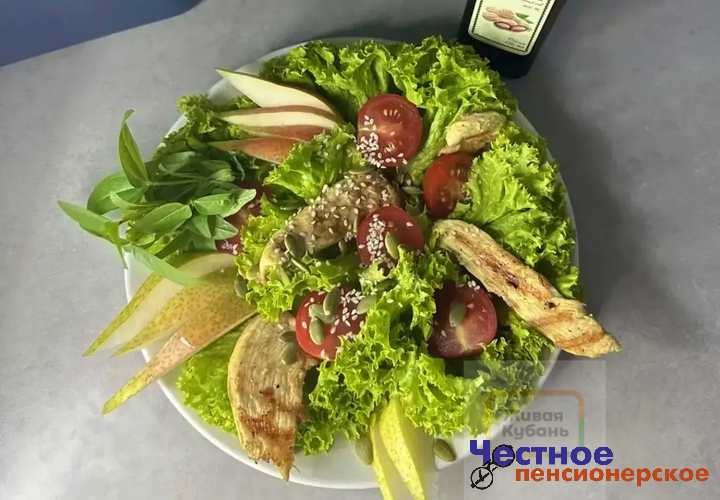Салат из тёплой курицы и голубого сыра: лёгкий рецепт, а блюдо выглядит изысканно