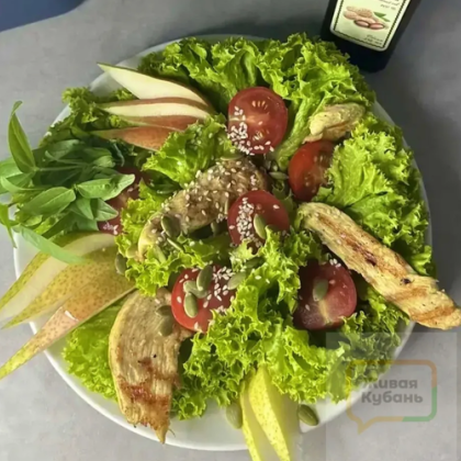 Салат из тёплой курицы и голубого сыра: лёгкий рецепт, а блюдо выглядит изысканно