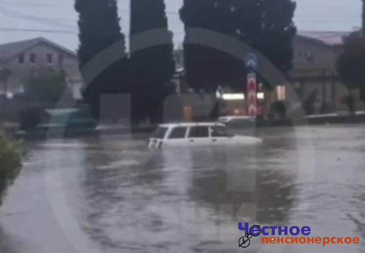 Сочи снова утонул: ливень превратил улицы города в реки