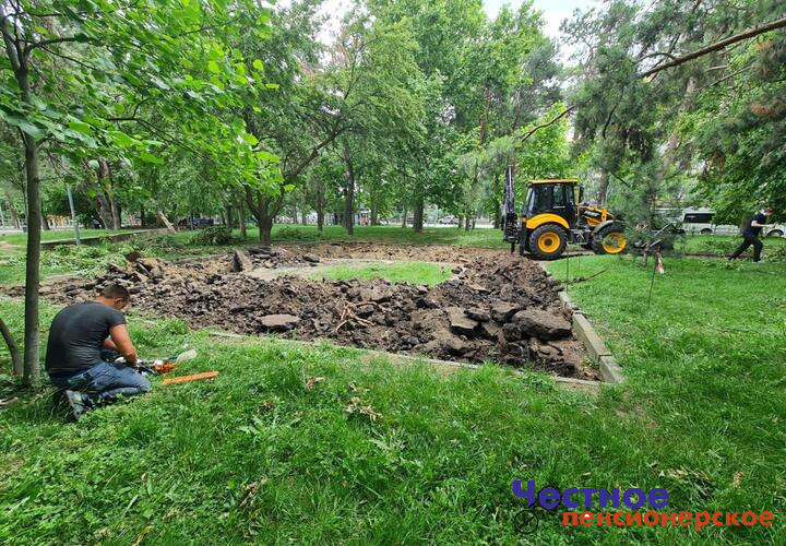 В Карасунском округе Краснодара рабочие перерыли сквер
