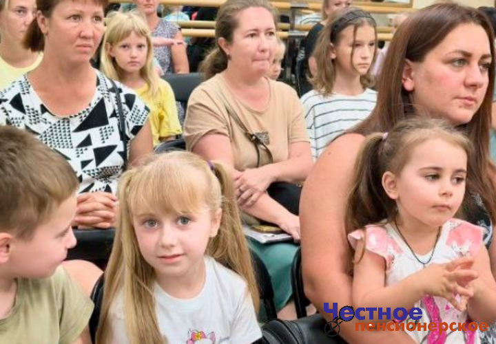 В Краснодаре детям участников СВО подарили сертификаты на приобретение школьных товаров