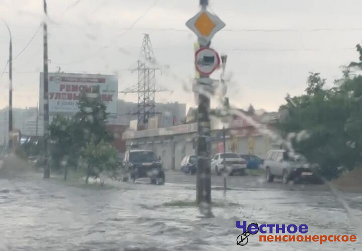 В Краснодаре из-за сильного ливня подтопило улицы