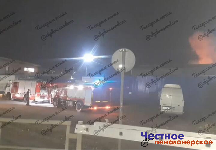 В Краснодаре сотрудники МЧС всю ночь боролись с крупным пожаром на Ростовском шоссе