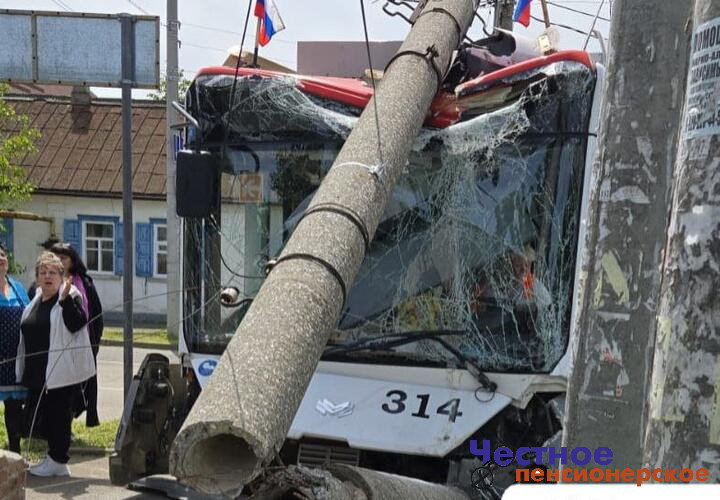 В Краснодаре троллейбус врезался в столб, есть пострадавшие