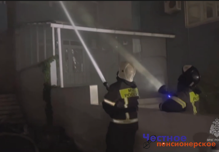 В посёлке Сукко под Анапой из-за пожара в двух зданиях гостиницы эвакуировали сразу 60 человек