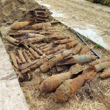 В Славянском районе на Кубани могильщики на кладбище обнаружили тайник с бомбами