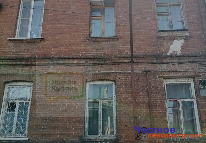 «В туалет ходим в ведро»: краснодарские пенсионеры вынуждены жить в отвратительных условиях, потому что их дом не хотят признать аварийным