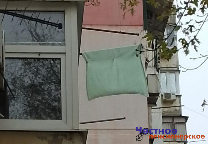 Вывешивая зеленое белье на окна, протестуют активисты Юбилейного микрорайона Краснодара против возведения храма