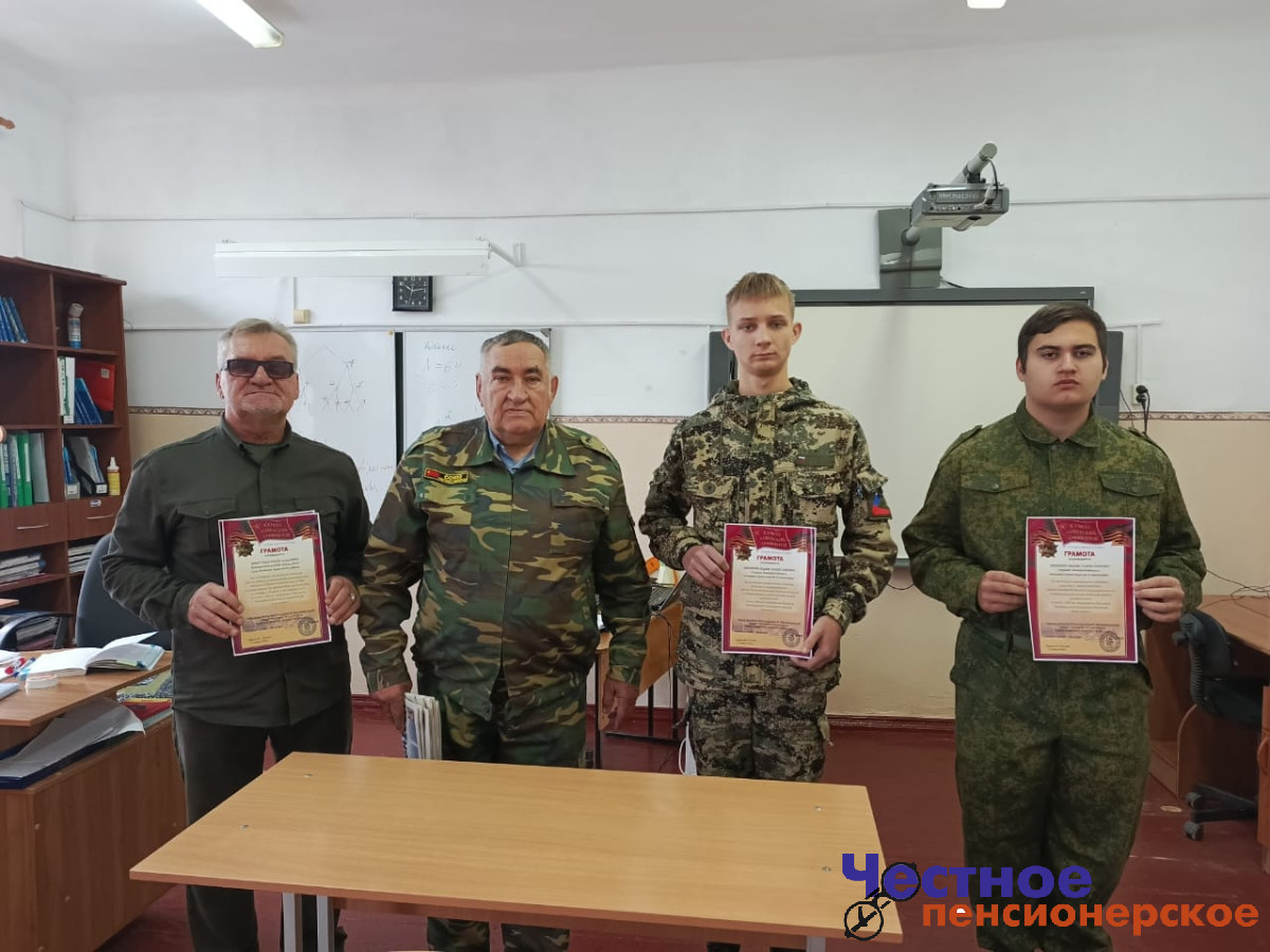 В день 108-й годовщины Октябрьской революции юнармейцы получили награды из рук советских офицеров