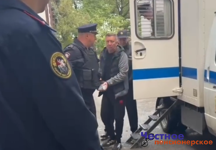 Золотые костыли, образование только в 37 лет: что известно об арестованном главе Крымского района Сергее Лесе